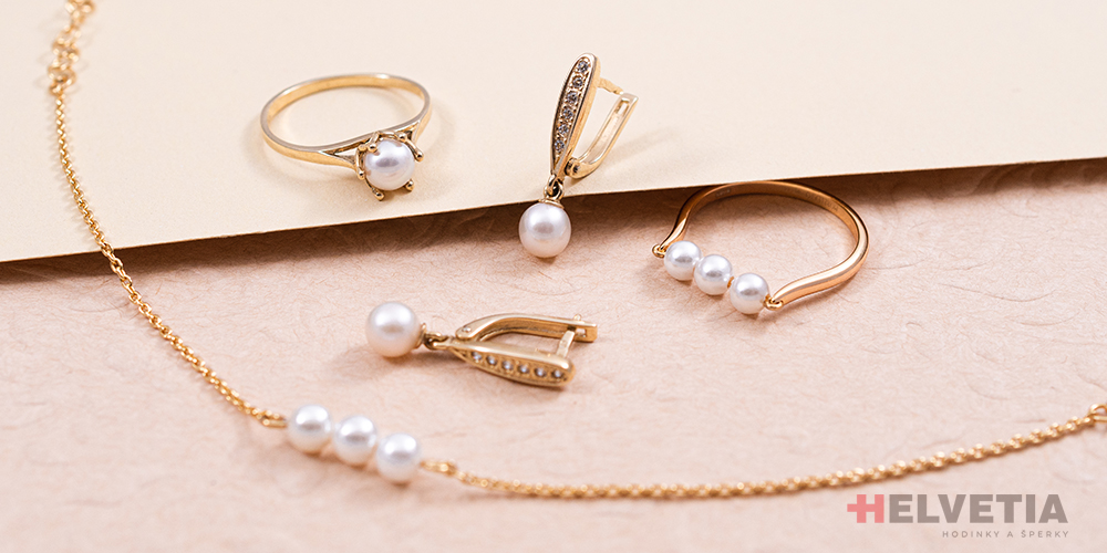 zlaté šperky s perlami